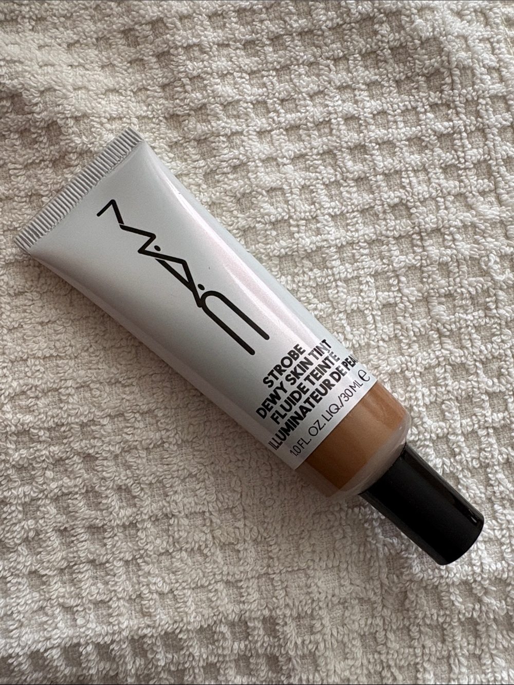 MAC Strobe Dewy Skin Tint - Medium 4